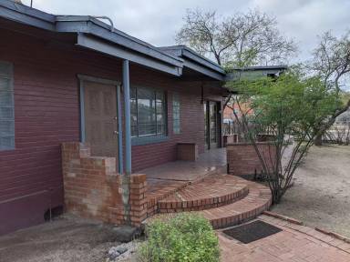 Main picture of 1104 E Waverly St