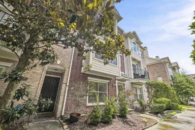 Main picture of 2913 Crawford St