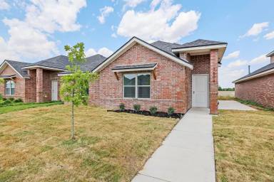 Main picture of 7609 Woodford Ave