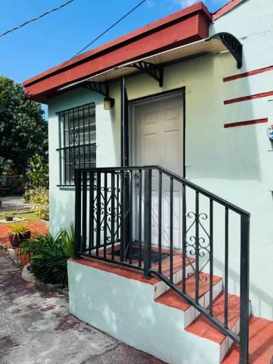 Main picture of 1810 SW 24th Ter