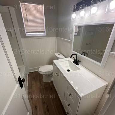 Main picture of 232 N Poplar Ave