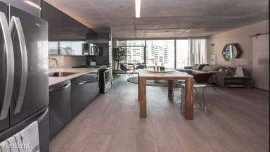 Main picture of 323 W Illinois St