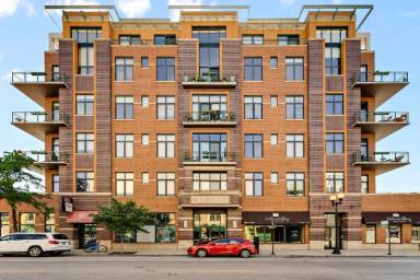 Main picture of 3631 N Halsted St