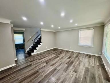 Main picture of 983 S Green Rd
