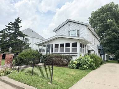 Main picture of 310 E Locust St