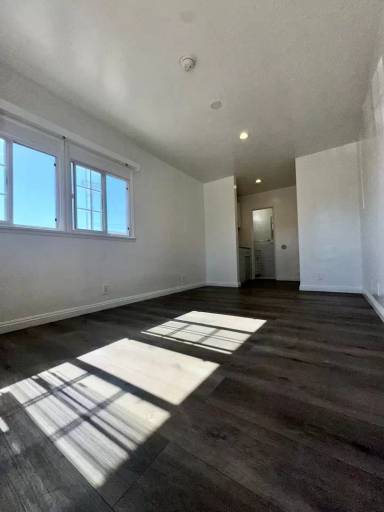 Main picture of 2280 S Barrington Ave
