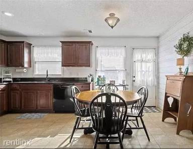 Main picture of 823 N Evergreen St