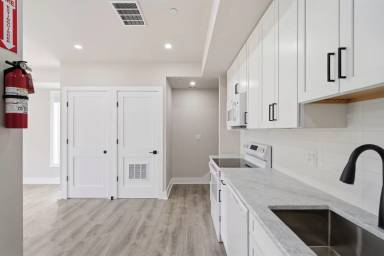 Main picture of 727 16th St NE
