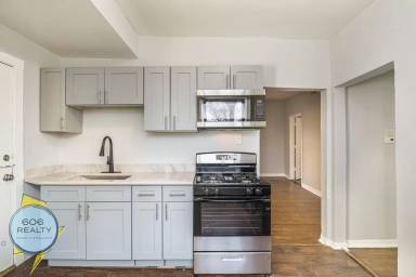 Main picture of 1020 E Hyde Park Blvd