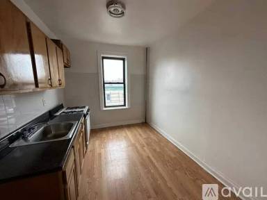 Main picture of 836 Lenox Rd