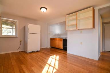 Main picture of 3212 Leslie St