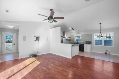 Main picture of 7414 Ern Way