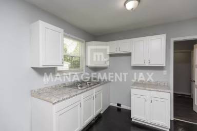 Main picture of 2325 Westbrook Cir N