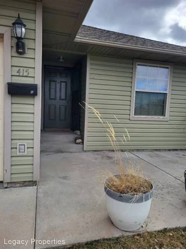 Main picture of 415 Triple Crown St