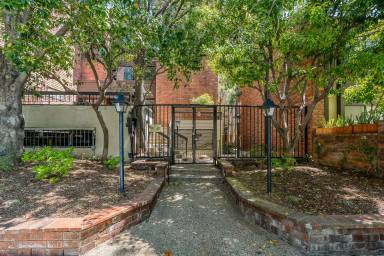 Main picture of 700 S Lake Ave