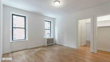Main picture of 71 W 12th St