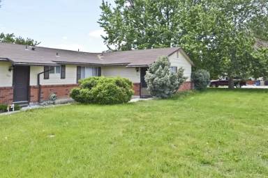 Main picture of 1689 S Phillippi St