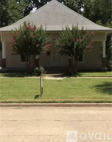 Main picture of 720 Poplar Ave