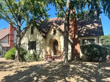 Main picture of 225 Sunset Blvd