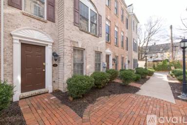 Main picture of 830 W Walnut St