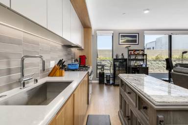 Main picture of 2448 Lombard St