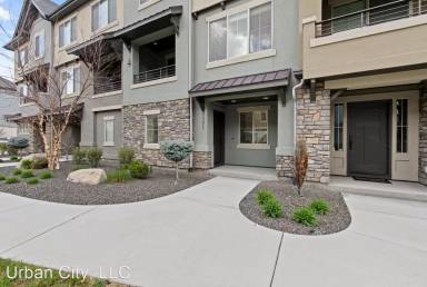 Main picture of 3275 E Thoroughbred Ln