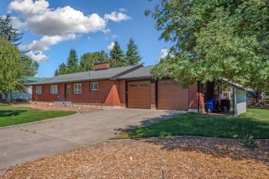 Main picture of 1305 E Victoria Ave