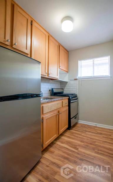 Main picture of 905 Greenwood Ave NE