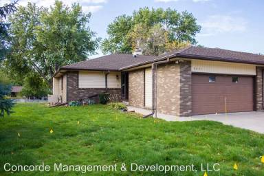 Main picture of 5821 Oakridge Dr