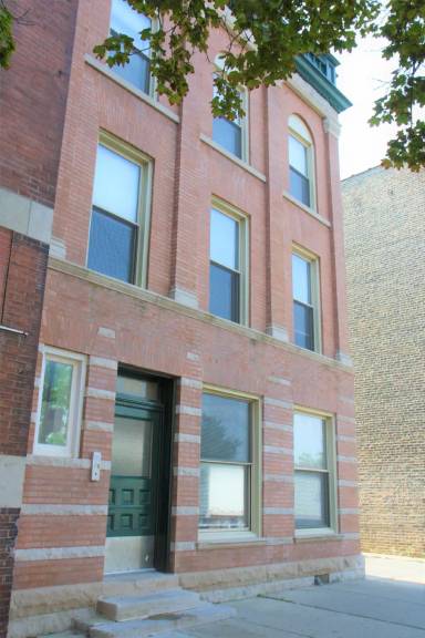 Main picture of 1739 W Addison St