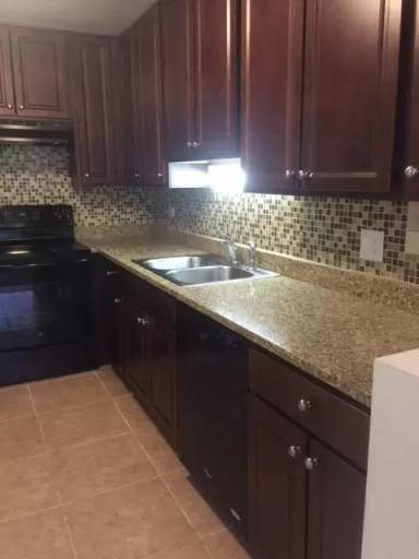 Main picture of 1004 S River Rd