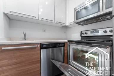 Main picture of 925 W Carmen Ave