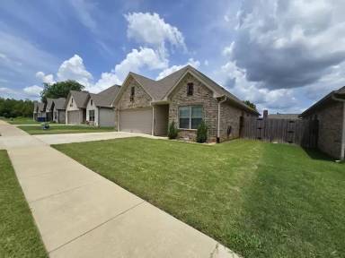Main picture of 823 Lindsey Ln