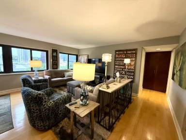 Main picture of 803 W 48th St