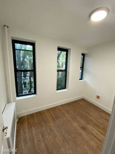 Main picture of 310 E 93rd St