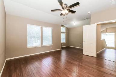 Main picture of 400 Bandstand Ln