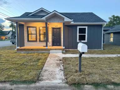Main picture of 407 E Houston St