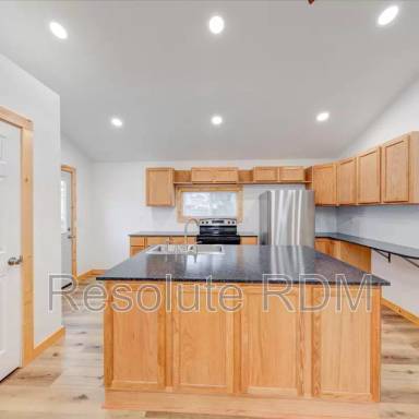 Main picture of 1252 S Waugh St