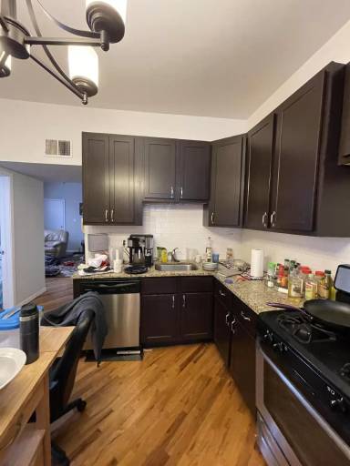 Main picture of 906 N Damen Ave