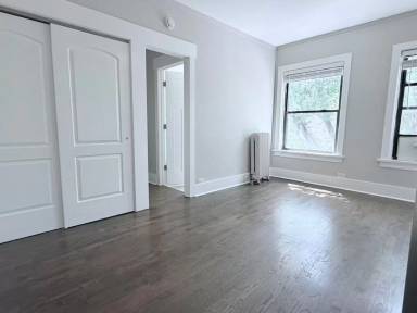 Main picture of 916 W Diversey Pkwy