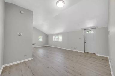 Main picture of 2367 Bell St