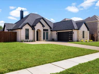 Main picture of 8103 Oak Hollow Dr