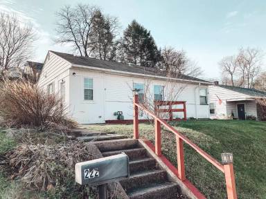Main picture of 222 Dersam St