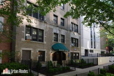 Main picture of 1347 N Dearborn St