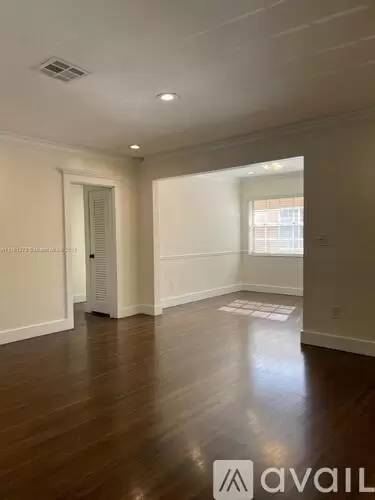 Main picture of 300 Manor Pl