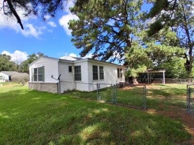 Main picture of 905 Pinckney Ave