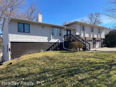 Main picture of 3015 S 119th St