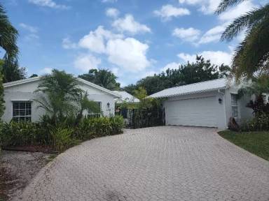 Main picture of 155 Lakeside Dr
