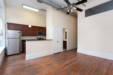 Main picture of 323 W Broad St