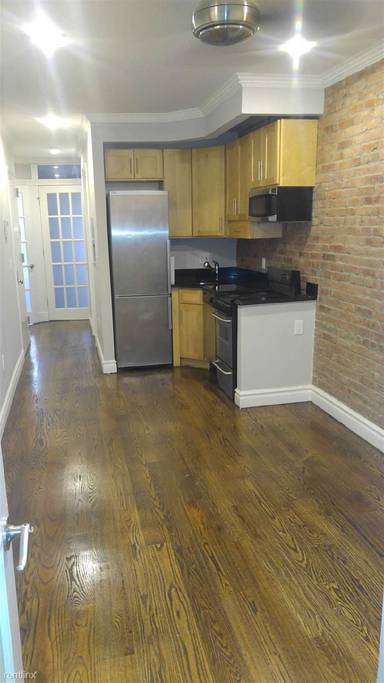 Main picture of 439 W 50th St